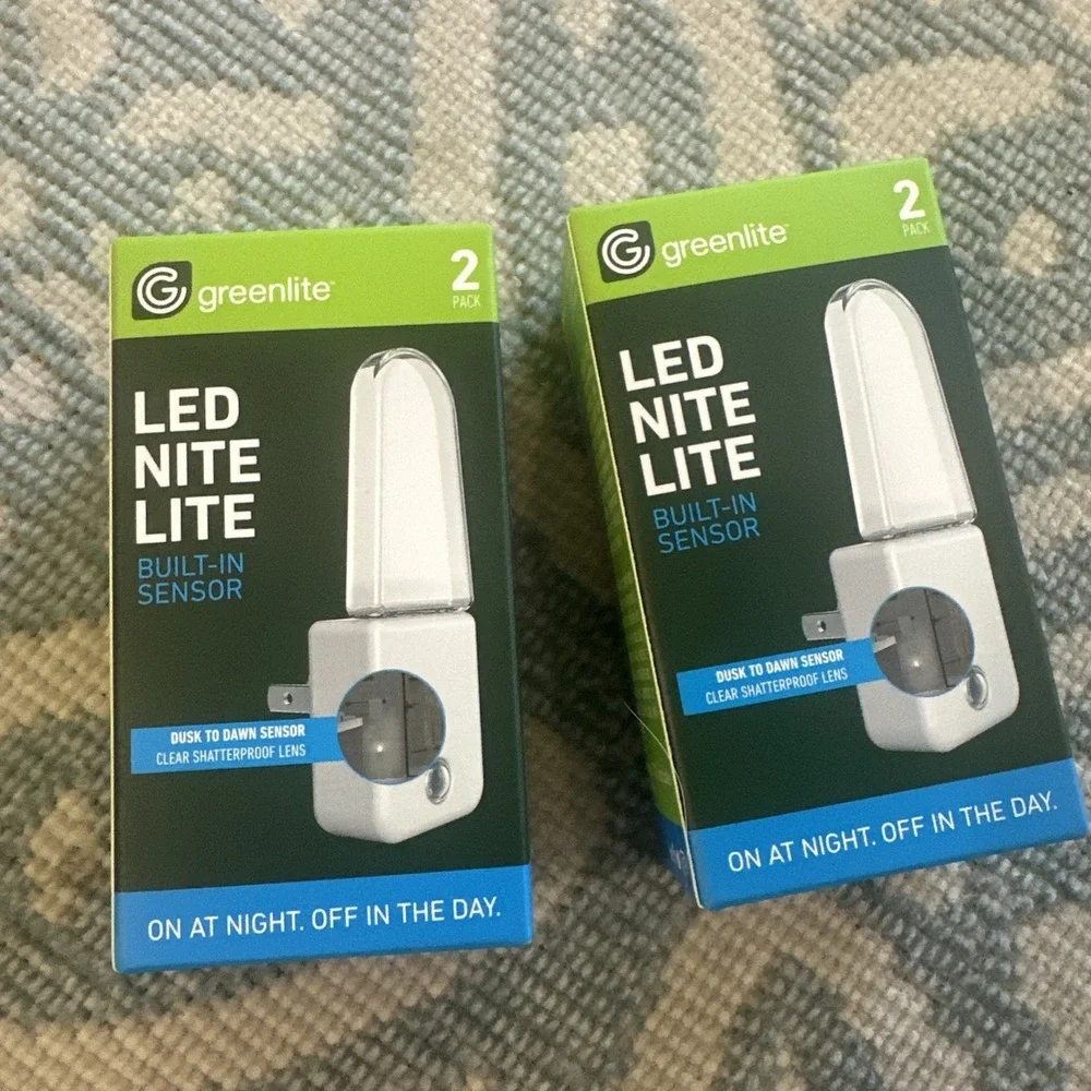 Greenlite LED Nite Lite Built in sensor Two 2-‎ packs. Total of 4 lights NEW